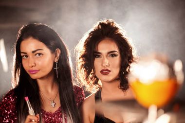 Bir nargile ber smokinhg nargile genç kadınlarda.