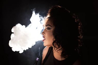 Parlak makyaj sigara nargile, bir bar veya restoran kadınla hayranlık.