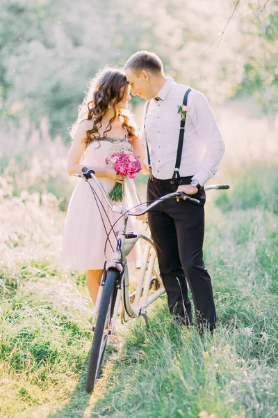 Krásná fotka družička a nejlepší muž na sebe dívali v slunném lese. — Stock fotografie