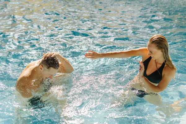 seksi çift yüzme havuzunda eğleniyor. tatil tropikal ülke, caribbean ya da Hawaii.