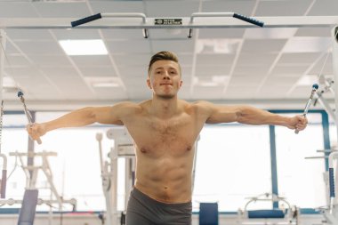 Sportif genç adamla çıplak gövde Fitness-istasyonda çalışma dışarı. Altılı paket abs ile çok güçlü adam. Jacked olmak için çalışma dışarı.