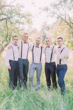 Damat ve yeşil yaz ormandaki en iyi erkek dostu grup fotoğrafı.