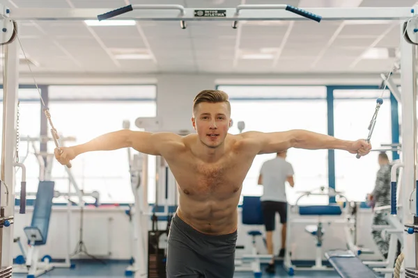 Fitness-istasyonda eğitim güçlü adam. Altılı paket abs olan adam. O çaldı olmak için çalışma dışarı gücü geliştirmek, kas tanım geliştirmek