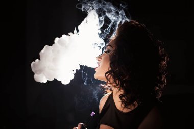 Şirin esmer exhaling nargile duman.
