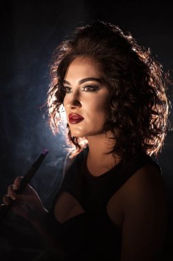 Güzel kadınla parlak makyaj ve güzel saç yakın çekim çekim.