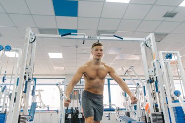 Çıplak vücut Fitness-istasyonda çalışma dışarı ile güçlü delikanlı