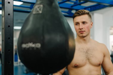 Kum torbasına yumruk erkek atlet boxer.