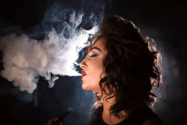 Портрет женщины с закрытыми глазами и выдыхающим кальян дымом . — стоковое фото