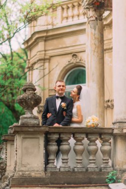 Gelin Damat evi bariyer arkasında dururken sarılma dikey görünüm.