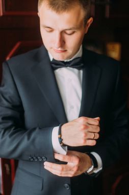 Zarif siyah elbiseli kapalı pansuman şık genç adam