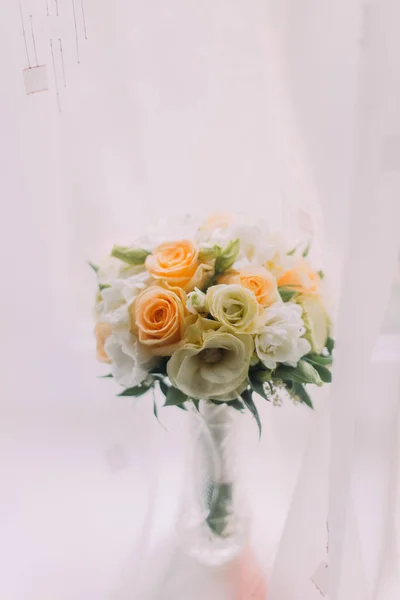 Belo buquê de rosas laranja brancas pálidas em vaso de vidro cortado no peitoril da janela — Fotografia de Stock