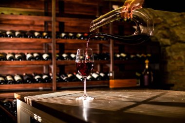 Şarap bir glaas dökme şarap bir kasa tabloda yerleştirilir.