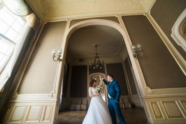 Yeni evliler eski kale koridorda dans.