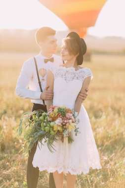 Güneşli alanındaki vintage d ressed yeni evliler arasında göz teması portresi.