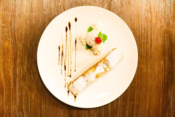 Lezzetli tatlı yukarıdaki görünümünü oluşuyordu elma strudel, dondurma taze krema, nane ve kiraz ve chocolade ile dekore edilmiş.