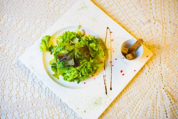 Salata ve kuru ekmek masanın üzerine yerleştirilen sos ile dekore edilmiş yukarıdaki görünümü.