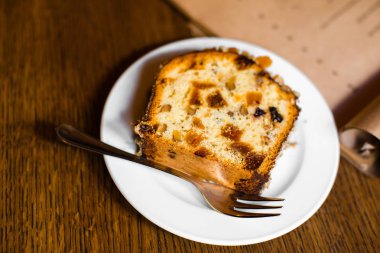 Pandispanya ile fındık ve kuru meyve parçası. Yan fotoğraf.