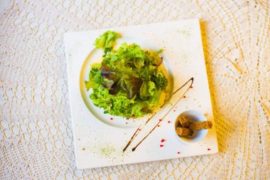 Kuru ekmek ile salata sosu ile dekore edilmiştir. Yakın çekim görünümünün üst.