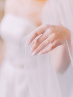 Hassas el ile peçe altında altın yüzük.