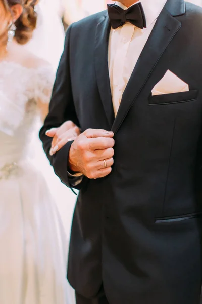 Vista de perto dos recém-casados segurando o braço . — Fotografia de Stock