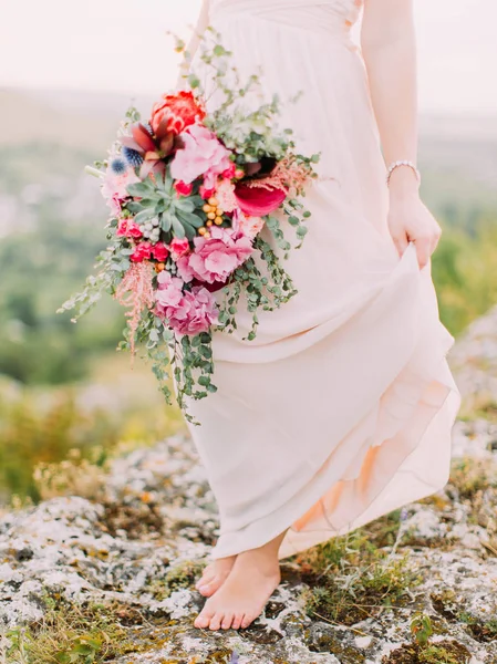 Vista da vicino del bouquet di nozze nelle mani della sposa . — Foto Stock