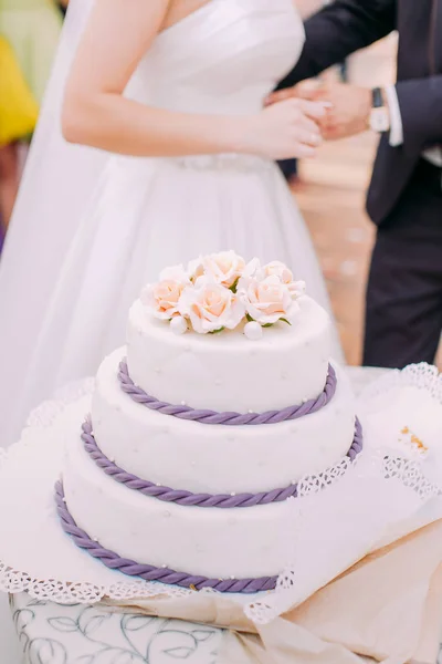 Vista close-up do enorme bolo de casamento branco decorado com pequenas rosas . — Fotografia de Stock
