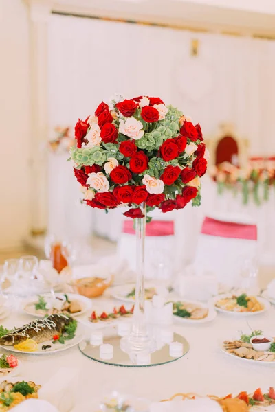 Büyük kırmızı ve beyaz gül buket düğün masa dekor olarak ayarla.