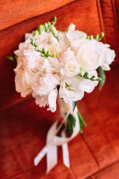 Vista de cerca del ramo de boda de rosas blancas . —  Fotos de Stock