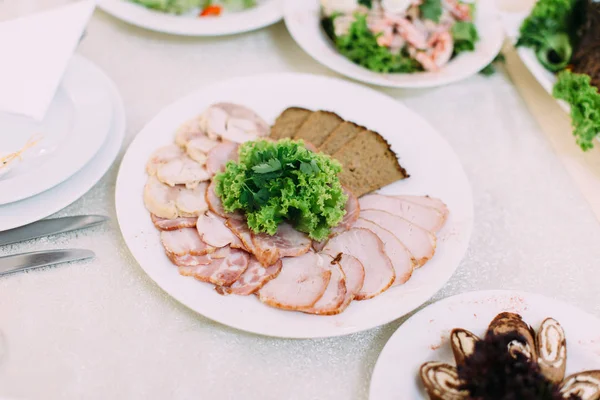 Düğün yemeği et farklı türde.