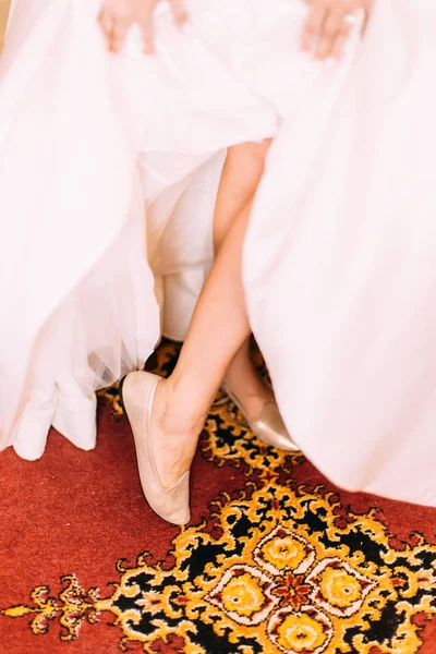 Krásné nohy nevěsty ve svatebních šatech. — Stock fotografie