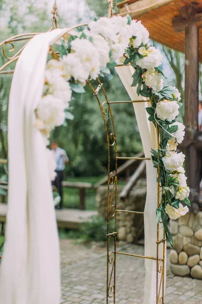Beyaz çiçekli düğün kemer yakın çekim yan görünüm. — Stok fotoğraf