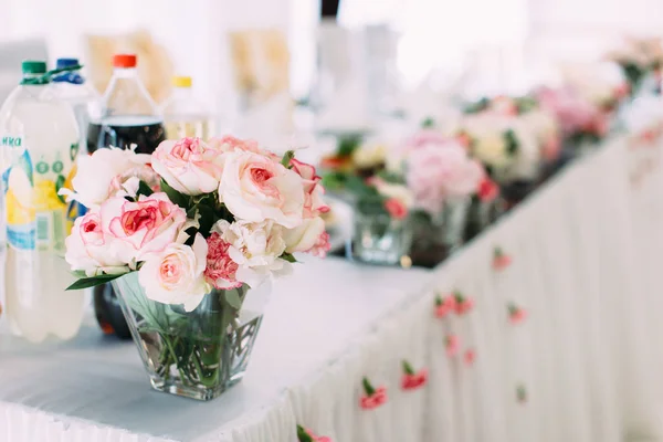 Mini-vaso com lindas rosas rosa e branca no conjunto de mesa de casamento . — Fotografia de Stock