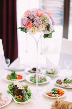Düğün masaya renkli çiçek ile büyük vazo.