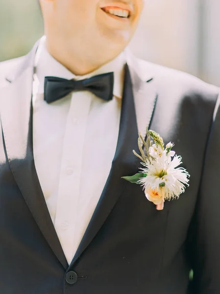 Adorável boutonniere de flores exóticas na jaqueta do noivo . — Fotografia de Stock