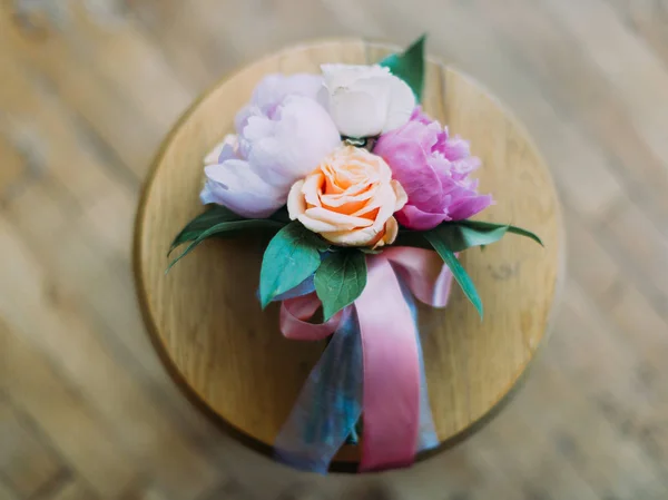 Vista de close-up da bela boutonniere de rosas coloridas . — Fotografia de Stock