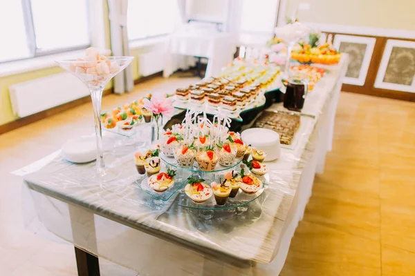 Le set de table de mariage. Le stand plein de différents desserts savoureux . — Photo