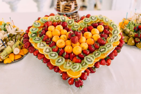 近距离查看草莓、橙子和猕猴桃的热度。婚礼桌套. — 图库照片