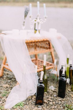 Cam şişeler sahilde şeklinde güzel mum standları.