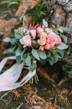 Çim üzerinde yalan şeritler renkli gül düğün buketi güzel kompozisyon.