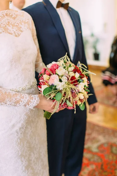 A vista lateral do maravilhoso buquê de casamento nas mãos da noiva . — Fotografia de Stock