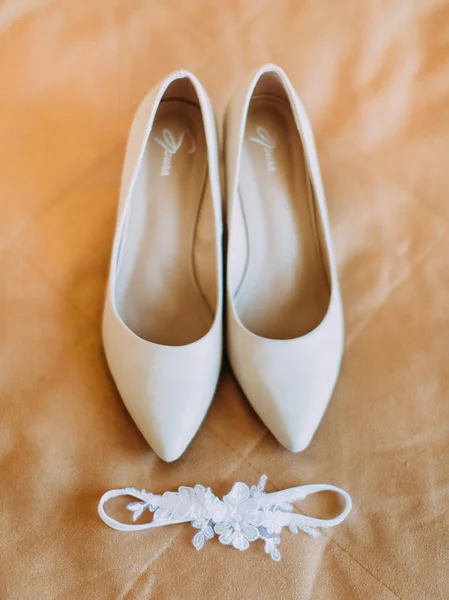 Выше вид на свадебные высокие каблуки и платья . — стоковое фото