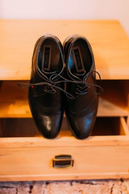 Damat düğün ayakkabıları yakından görmek dolap üzerinde.