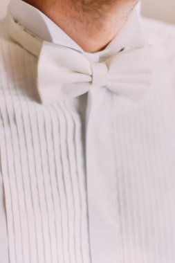 Zarif beyaz papyon görünümünü yakın çekim.