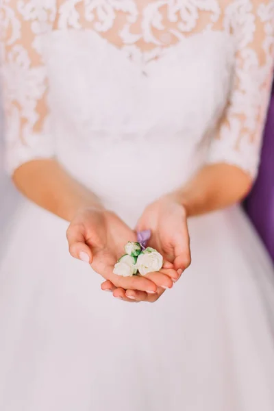新娘手中的小白玫瑰胸花. — 图库照片