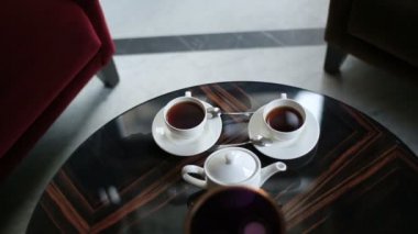 Restoranda masaya döşeme kahve bileşimi yakın çekim görünümünü ayarlama.