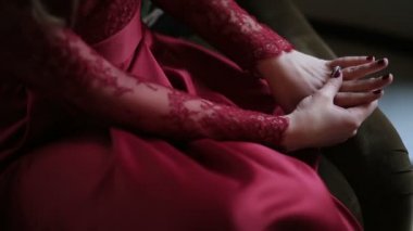 Evli kadın kırmızı halkası ile yakından görmek el. O elleri ve yüzük okşayarak.