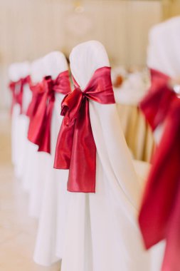 Kırmızı Ipek kurdele ile chaircloth yan yakından görmek.