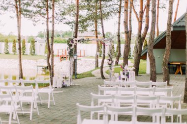 Dekorasyon düğün töreni parkta. Çiçekli düğün kemer.