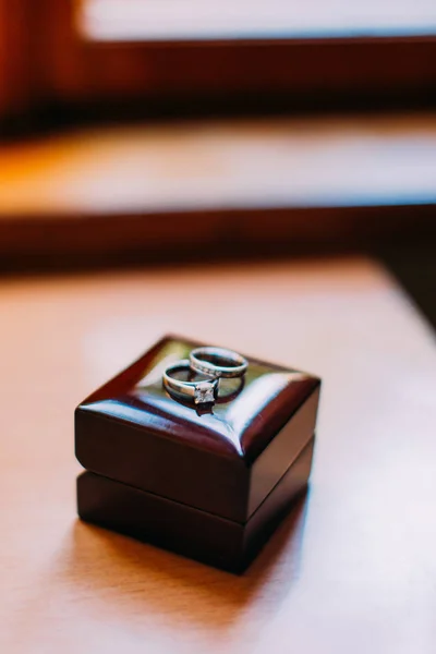 The composition of the jewellery boxes with silver wedding rings. — Stock Photo, Image