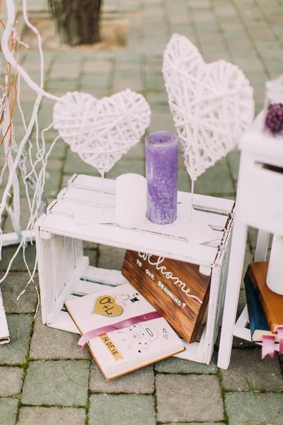 Renkli mumlar, albümleri ve el yapımı kalpleri ile beyaz ahşap antika sandık görmek.